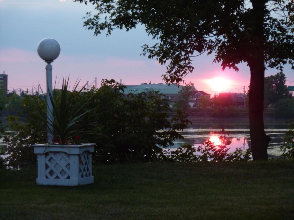 Motel Belle Riviere Saint-Jean-sur-Richelieu ภายนอก รูปภาพ